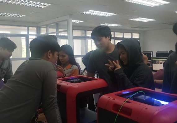 ภาพกิจกรรม นักศึกษาคณะวิทยาศาสตร์และเทคโนโลยี เข้าร่วมกิจกรรมการอบรมเผยแพร่ 3D Printer