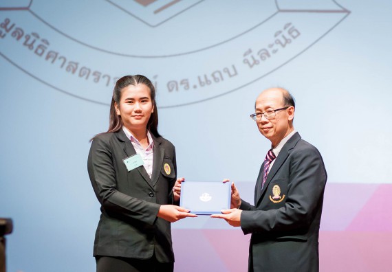 ภาพกิจกรรม คณะวิทยาศาสตร์และเทคโนโลยี เข้าร่วมพิธีมอบรางวัลยอดเยี่ยม ทุนการศึกษาบุคคลและองค์กรดีเด่นทางวิทยาศาสตร์ ครั้งที่ 51 ประจำปี 2561