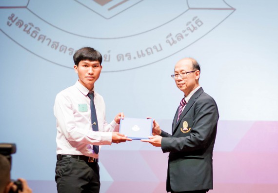 ภาพกิจกรรม คณะวิทยาศาสตร์และเทคโนโลยี เข้าร่วมพิธีมอบรางวัลยอดเยี่ยม ทุนการศึกษาบุคคลและองค์กรดีเด่นทางวิทยาศาสตร์ ครั้งที่ 51 ประจำปี 2561