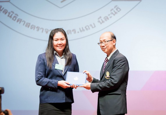 ภาพกิจกรรม คณะวิทยาศาสตร์และเทคโนโลยี เข้าร่วมพิธีมอบรางวัลยอดเยี่ยม ทุนการศึกษาบุคคลและองค์กรดีเด่นทางวิทยาศาสตร์ ครั้งที่ 51 ประจำปี 2561