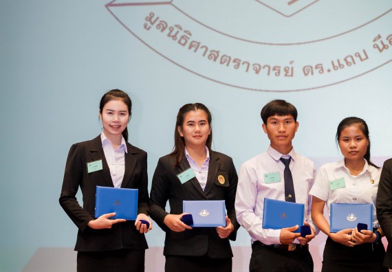 ภาพกิจกรรม คณะวิทยาศาสตร์และเทคโนโลยี เข้าร่วมพิธีมอบรางวัลยอดเยี่ยม ทุนการศึกษาบุคคลและองค์กรดีเด่นทางวิทยาศาสตร์ ครั้งที่ 51 ประจำปี 2561