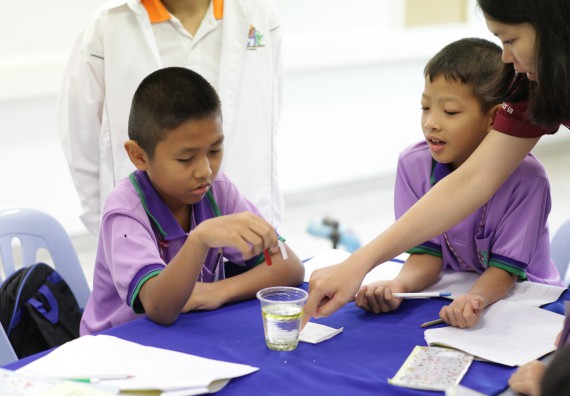 ภาพกิจกรรม คณะวิทยาศาสตร์และเทคโนโลยี จัดค่ายวิทยาศาสตร์โรงเรียนสาธิตฯ