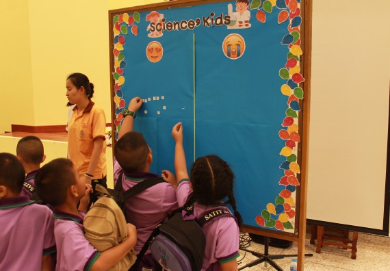 ภาพกิจกรรม คณะวิทยาศาสตร์และเทคโนโลยี จัดค่ายวิทยาศาสตร์โรงเรียนสาธิตฯ