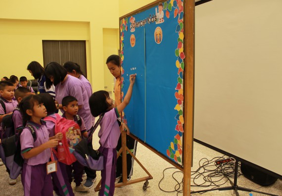 ภาพกิจกรรม คณะวิทยาศาสตร์และเทคโนโลยี จัดค่ายวิทยาศาสตร์โรงเรียนสาธิตฯ