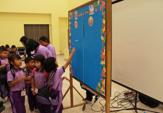 ภาพกิจกรรม คณะวิทยาศาสตร์และเทคโนโลยี จัดค่ายวิทยาศาสตร์โรงเรียนสาธิตฯ