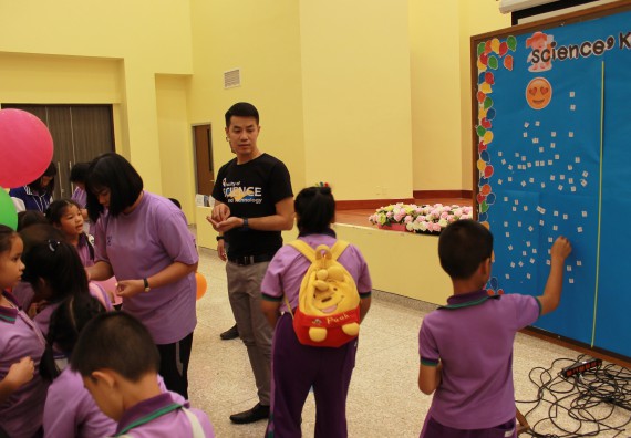 ภาพกิจกรรม คณะวิทยาศาสตร์และเทคโนโลยี จัดค่ายวิทยาศาสตร์โรงเรียนสาธิตฯ