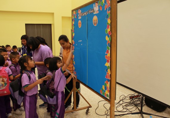 ภาพกิจกรรม คณะวิทยาศาสตร์และเทคโนโลยี จัดค่ายวิทยาศาสตร์โรงเรียนสาธิตฯ