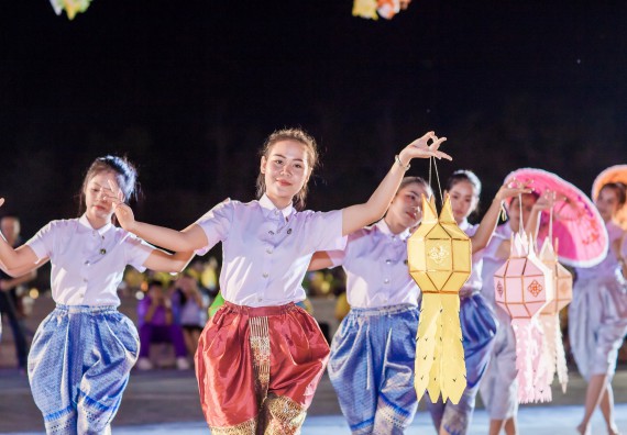 ภาพกิจกรรม สโมสรนักศึกษา เข้าร่วมงานราชภัฏลอยกระทงวิถีไทย ห่มสไบไร้โฟม