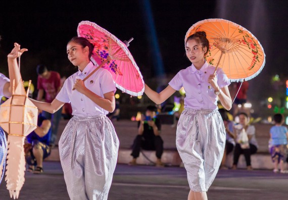 ภาพกิจกรรม สโมสรนักศึกษา เข้าร่วมงานราชภัฏลอยกระทงวิถีไทย ห่มสไบไร้โฟม