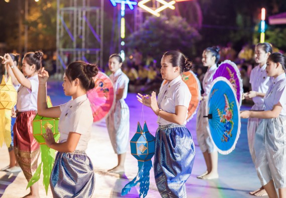 ภาพกิจกรรม สโมสรนักศึกษา เข้าร่วมงานราชภัฏลอยกระทงวิถีไทย ห่มสไบไร้โฟม