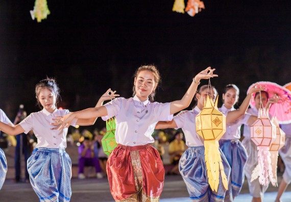 ภาพกิจกรรม สโมสรนักศึกษา เข้าร่วมงานราชภัฏลอยกระทงวิถีไทย ห่มสไบไร้โฟม