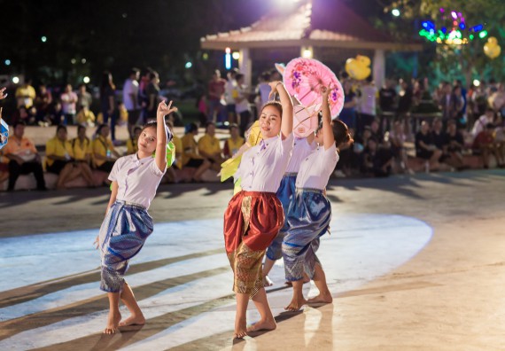 ภาพกิจกรรม สโมสรนักศึกษา เข้าร่วมงานราชภัฏลอยกระทงวิถีไทย ห่มสไบไร้โฟม