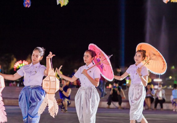 ภาพกิจกรรม สโมสรนักศึกษา เข้าร่วมงานราชภัฏลอยกระทงวิถีไทย ห่มสไบไร้โฟม