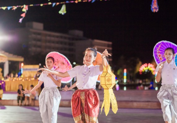 ภาพกิจกรรม สโมสรนักศึกษา เข้าร่วมงานราชภัฏลอยกระทงวิถีไทย ห่มสไบไร้โฟม