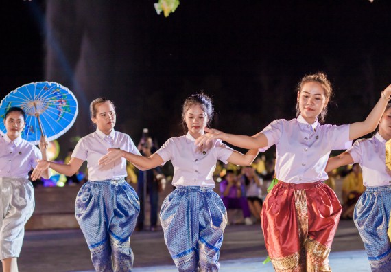 ภาพกิจกรรม สโมสรนักศึกษา เข้าร่วมงานราชภัฏลอยกระทงวิถีไทย ห่มสไบไร้โฟม