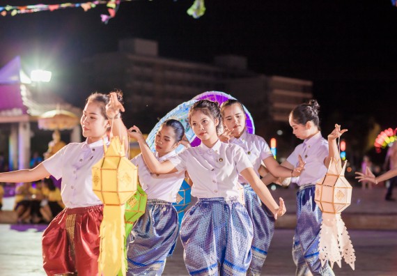 ภาพกิจกรรม สโมสรนักศึกษา เข้าร่วมงานราชภัฏลอยกระทงวิถีไทย ห่มสไบไร้โฟม
