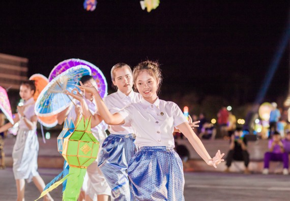 ภาพกิจกรรม สโมสรนักศึกษา เข้าร่วมงานราชภัฏลอยกระทงวิถีไทย ห่มสไบไร้โฟม