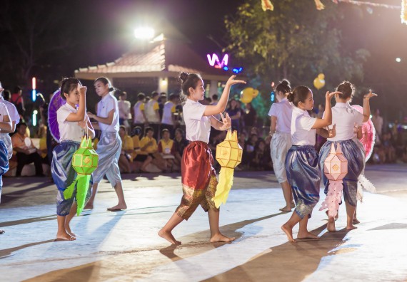 ภาพกิจกรรม สโมสรนักศึกษา เข้าร่วมงานราชภัฏลอยกระทงวิถีไทย ห่มสไบไร้โฟม