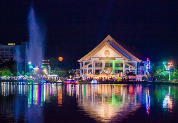 ภาพกิจกรรม สโมสรนักศึกษา เข้าร่วมงานราชภัฏลอยกระทงวิถีไทย ห่มสไบไร้โฟม