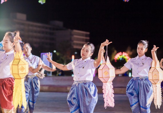ภาพกิจกรรม สโมสรนักศึกษา เข้าร่วมงานราชภัฏลอยกระทงวิถีไทย ห่มสไบไร้โฟม