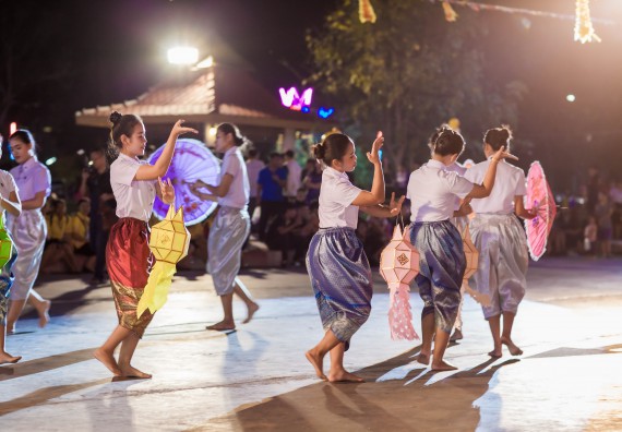ภาพกิจกรรม สโมสรนักศึกษา เข้าร่วมงานราชภัฏลอยกระทงวิถีไทย ห่มสไบไร้โฟม