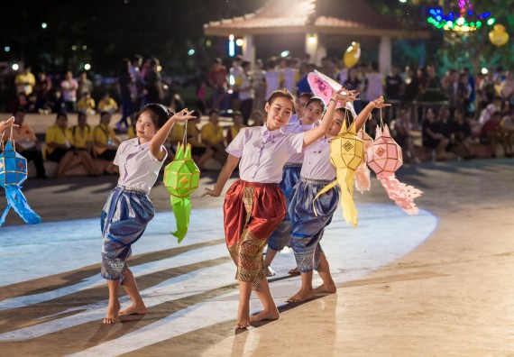 ภาพกิจกรรม สโมสรนักศึกษา เข้าร่วมงานราชภัฏลอยกระทงวิถีไทย ห่มสไบไร้โฟม