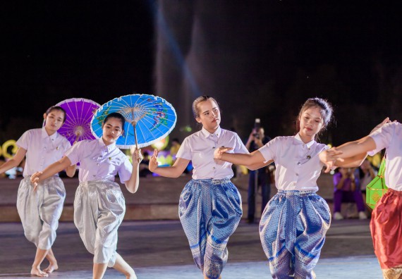 ภาพกิจกรรม สโมสรนักศึกษา เข้าร่วมงานราชภัฏลอยกระทงวิถีไทย ห่มสไบไร้โฟม