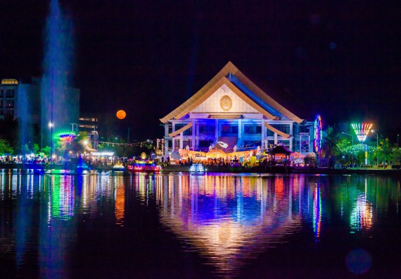 ภาพกิจกรรม สโมสรนักศึกษา เข้าร่วมงานราชภัฏลอยกระทงวิถีไทย ห่มสไบไร้โฟม