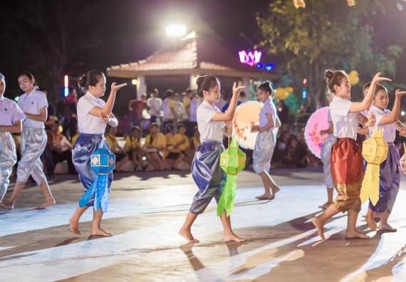 ภาพกิจกรรม สโมสรนักศึกษา เข้าร่วมงานราชภัฏลอยกระทงวิถีไทย ห่มสไบไร้โฟม