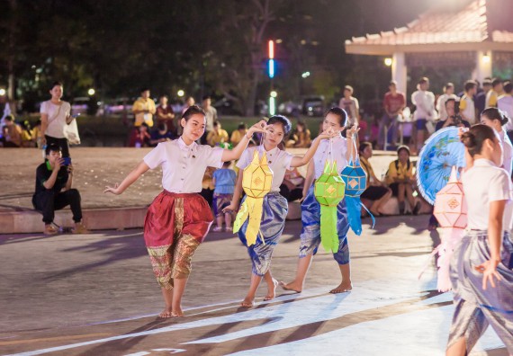 ภาพกิจกรรม สโมสรนักศึกษา เข้าร่วมงานราชภัฏลอยกระทงวิถีไทย ห่มสไบไร้โฟม