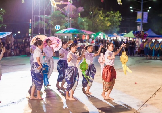 ภาพกิจกรรม สโมสรนักศึกษา เข้าร่วมงานราชภัฏลอยกระทงวิถีไทย ห่มสไบไร้โฟม