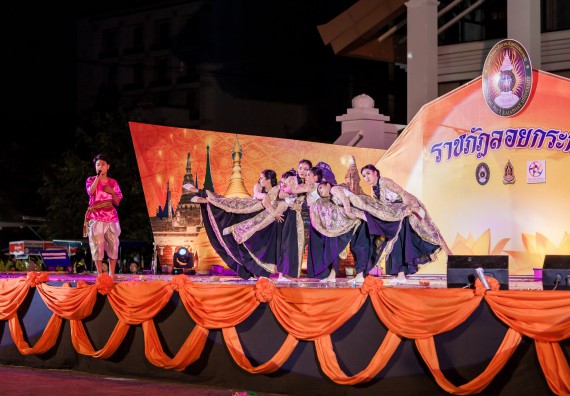 ภาพกิจกรรม สโมสรนักศึกษา เข้าร่วมงานราชภัฏลอยกระทงวิถีไทย ห่มสไบไร้โฟม