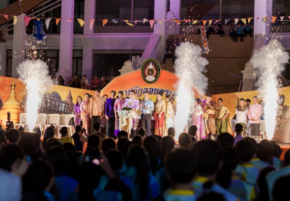 ภาพกิจกรรม สโมสรนักศึกษา เข้าร่วมงานราชภัฏลอยกระทงวิถีไทย ห่มสไบไร้โฟม