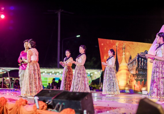 ภาพกิจกรรม สโมสรนักศึกษา เข้าร่วมงานราชภัฏลอยกระทงวิถีไทย ห่มสไบไร้โฟม