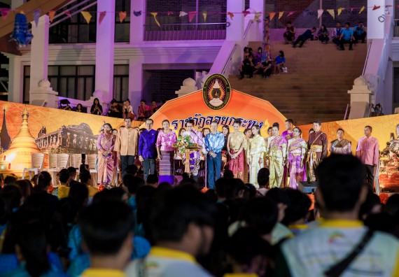 ภาพกิจกรรม สโมสรนักศึกษา เข้าร่วมงานราชภัฏลอยกระทงวิถีไทย ห่มสไบไร้โฟม