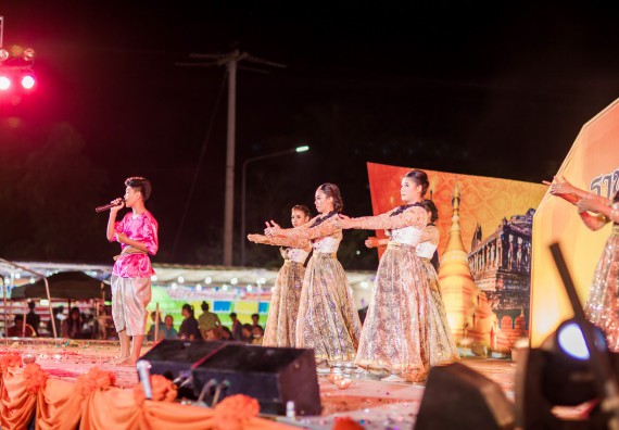 ภาพกิจกรรม สโมสรนักศึกษา เข้าร่วมงานราชภัฏลอยกระทงวิถีไทย ห่มสไบไร้โฟม