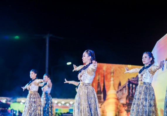 ภาพกิจกรรม สโมสรนักศึกษา เข้าร่วมงานราชภัฏลอยกระทงวิถีไทย ห่มสไบไร้โฟม