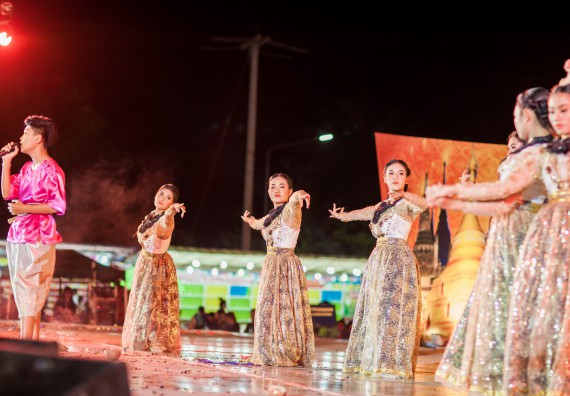 ภาพกิจกรรม สโมสรนักศึกษา เข้าร่วมงานราชภัฏลอยกระทงวิถีไทย ห่มสไบไร้โฟม