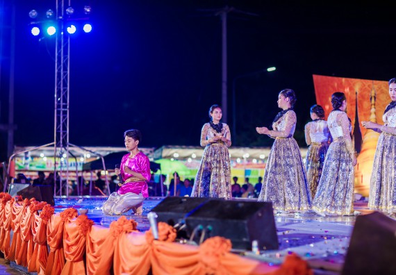 ภาพกิจกรรม สโมสรนักศึกษา เข้าร่วมงานราชภัฏลอยกระทงวิถีไทย ห่มสไบไร้โฟม