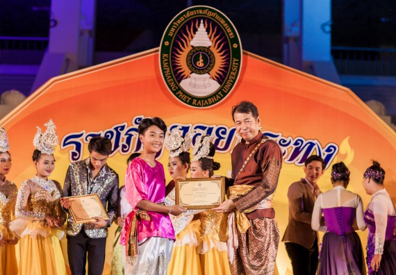 ภาพกิจกรรม สโมสรนักศึกษา เข้าร่วมงานราชภัฏลอยกระทงวิถีไทย ห่มสไบไร้โฟม