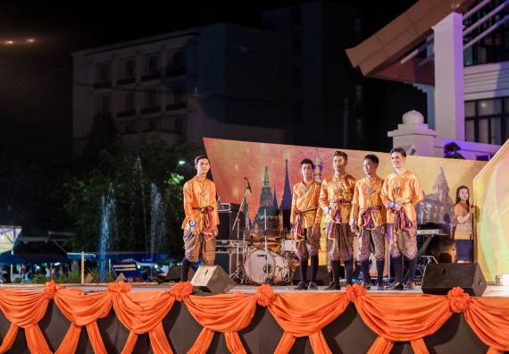 ภาพกิจกรรม สโมสรนักศึกษา เข้าร่วมงานราชภัฏลอยกระทงวิถีไทย ห่มสไบไร้โฟม