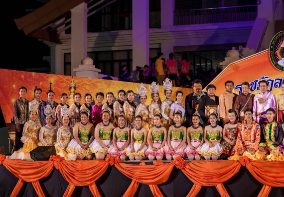 ภาพกิจกรรม สโมสรนักศึกษา เข้าร่วมงานราชภัฏลอยกระทงวิถีไทย ห่มสไบไร้โฟม