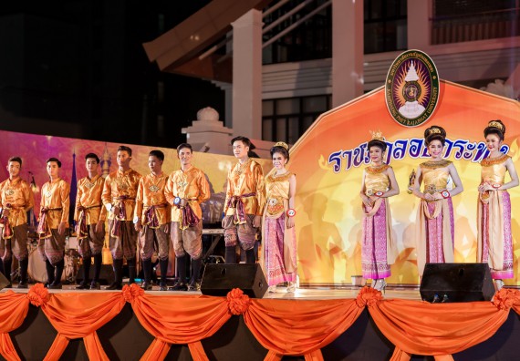 ภาพกิจกรรม สโมสรนักศึกษา เข้าร่วมงานราชภัฏลอยกระทงวิถีไทย ห่มสไบไร้โฟม