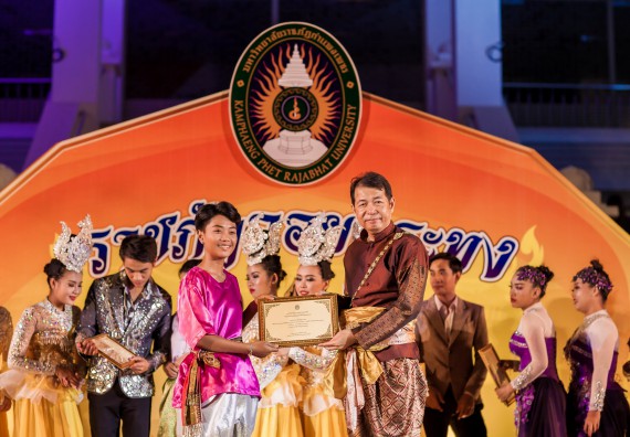 ภาพกิจกรรม สโมสรนักศึกษา เข้าร่วมงานราชภัฏลอยกระทงวิถีไทย ห่มสไบไร้โฟม