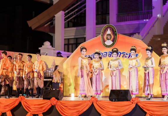 ภาพกิจกรรม สโมสรนักศึกษา เข้าร่วมงานราชภัฏลอยกระทงวิถีไทย ห่มสไบไร้โฟม