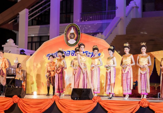 ภาพกิจกรรม สโมสรนักศึกษา เข้าร่วมงานราชภัฏลอยกระทงวิถีไทย ห่มสไบไร้โฟม