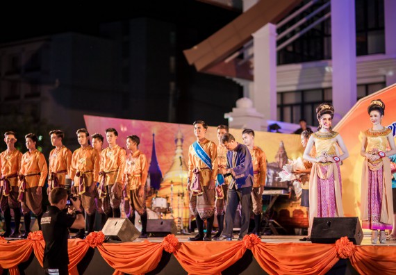 ภาพกิจกรรม สโมสรนักศึกษา เข้าร่วมงานราชภัฏลอยกระทงวิถีไทย ห่มสไบไร้โฟม