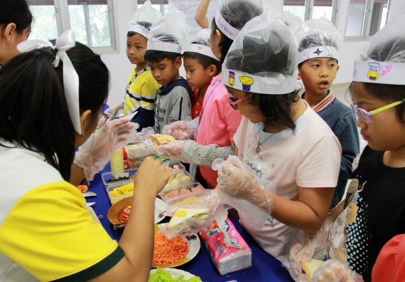 ภาพกิจกรรม คณะวิทยาศาสตร์และเทคโนโลยี จัดกิจกรรมโครงการฝึกทักษะการเรียนรู้ค่ายวิทยาศาสตร์