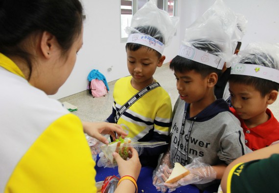 ภาพกิจกรรม คณะวิทยาศาสตร์และเทคโนโลยี จัดกิจกรรมโครงการฝึกทักษะการเรียนรู้ค่ายวิทยาศาสตร์