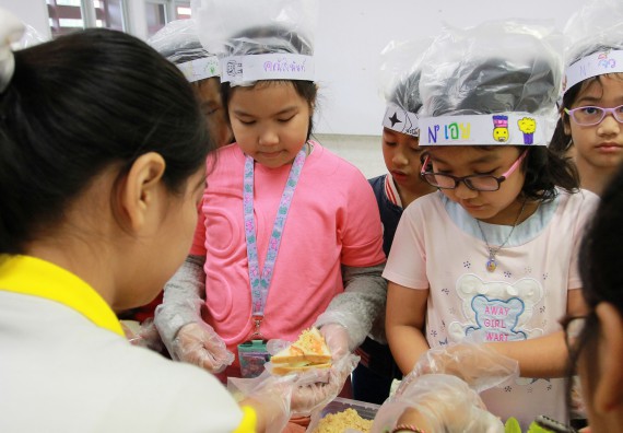 ภาพกิจกรรม คณะวิทยาศาสตร์และเทคโนโลยี จัดกิจกรรมโครงการฝึกทักษะการเรียนรู้ค่ายวิทยาศาสตร์